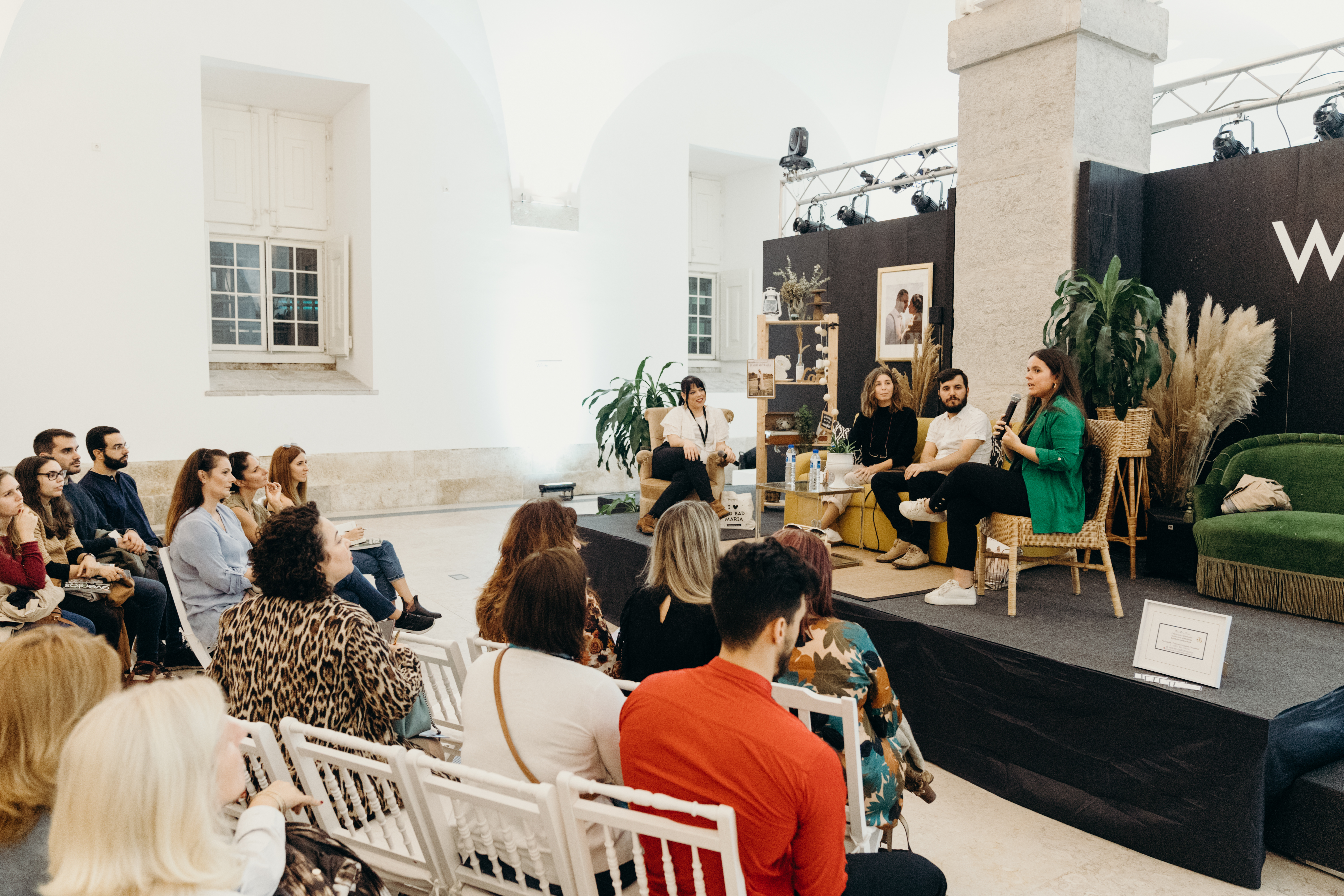 mesa redonda Bad Bad Maria em White Wedding Weekend mesa redonda Bad Bad Maria em White Wedding Weekend