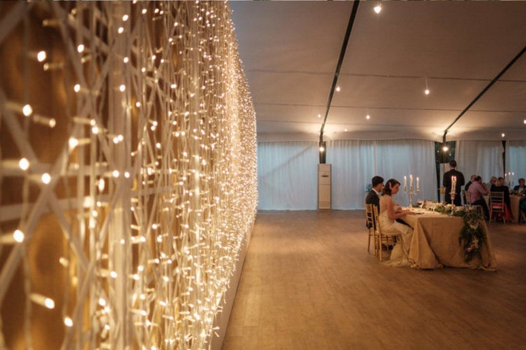 parede de luzes em decoração de casamento parede de luzes em decoração de casamento