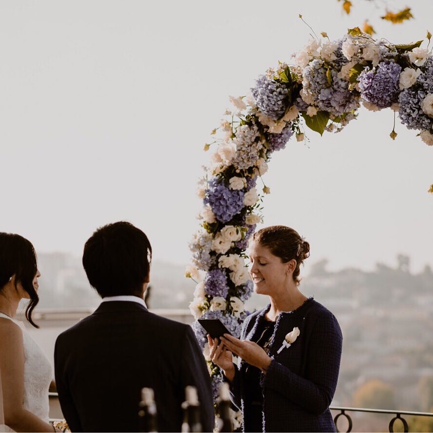 Deseja um celebrante na cerimónia de casamento?
